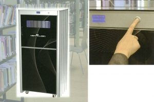 １階　図書室「本の殺菌装置ハッピークリーン」です。 本をセットして、ボタンを押すだけ。３０秒から１分で殺菌。